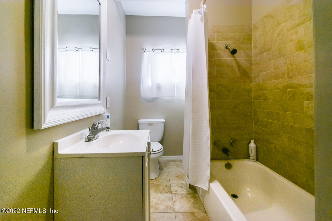 635 Jasmine Street Atlantic Beach, FL 32233 - Photo 12 of 20 a bathroom with a sink and a bathtub