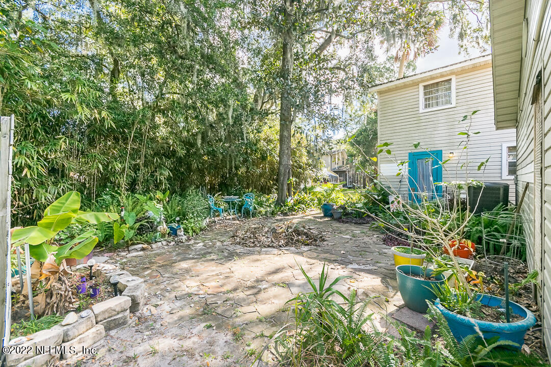 635 Jasmine Street Atlantic Beach, FL 32233 - Photo 17 of 20 a view of a back yard with plants and large trees