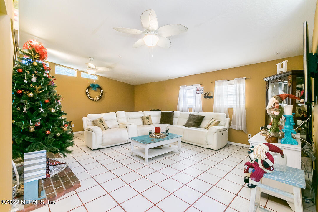 635 Jasmine Street Atlantic Beach, FL 32233 - Photo 5 of 20 a living room with furniture and a potted plant