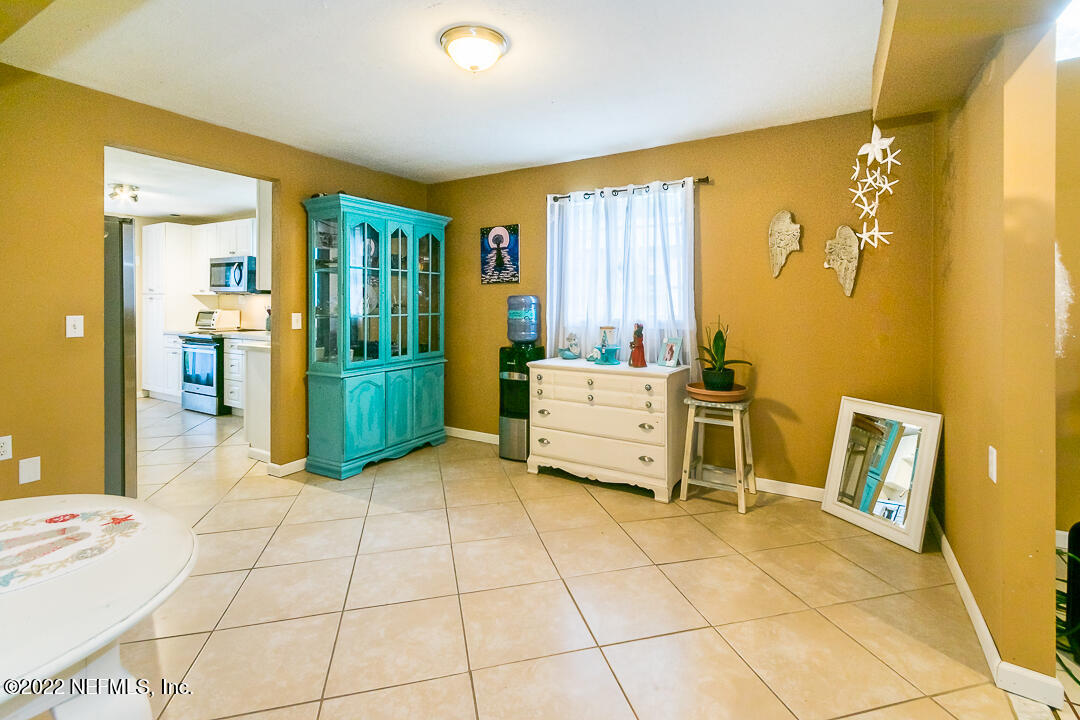 635 Jasmine Street Atlantic Beach, FL 32233 - Photo 8 of 20 a living room with a furniture and a table
