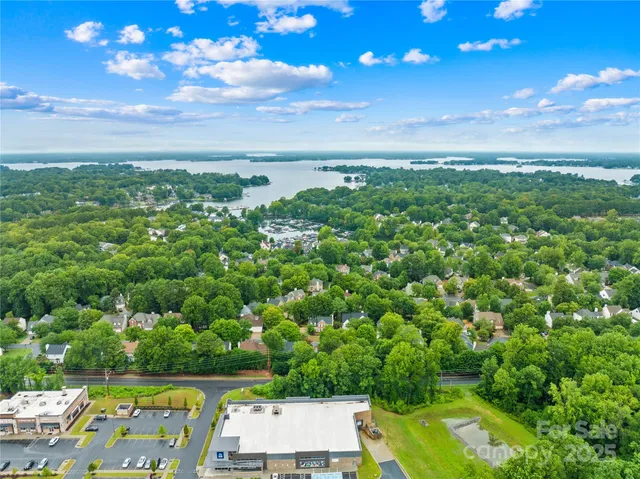 a view of yard with green space