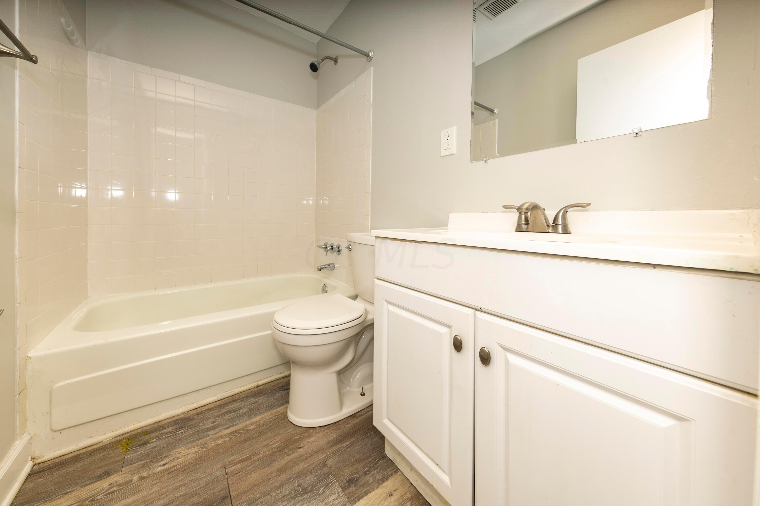 3280 Arnsby Road Columbus, OH 43232 - Photo 9 of 15 4Bath_Arnsby_081023_HA_A1939
