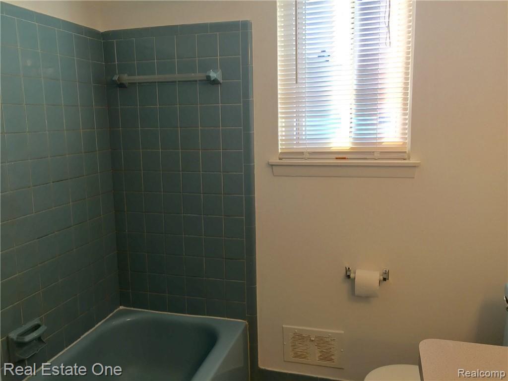 15100 West Nine Mile Road Oak Park, MI 48237 - Photo 17 of 21