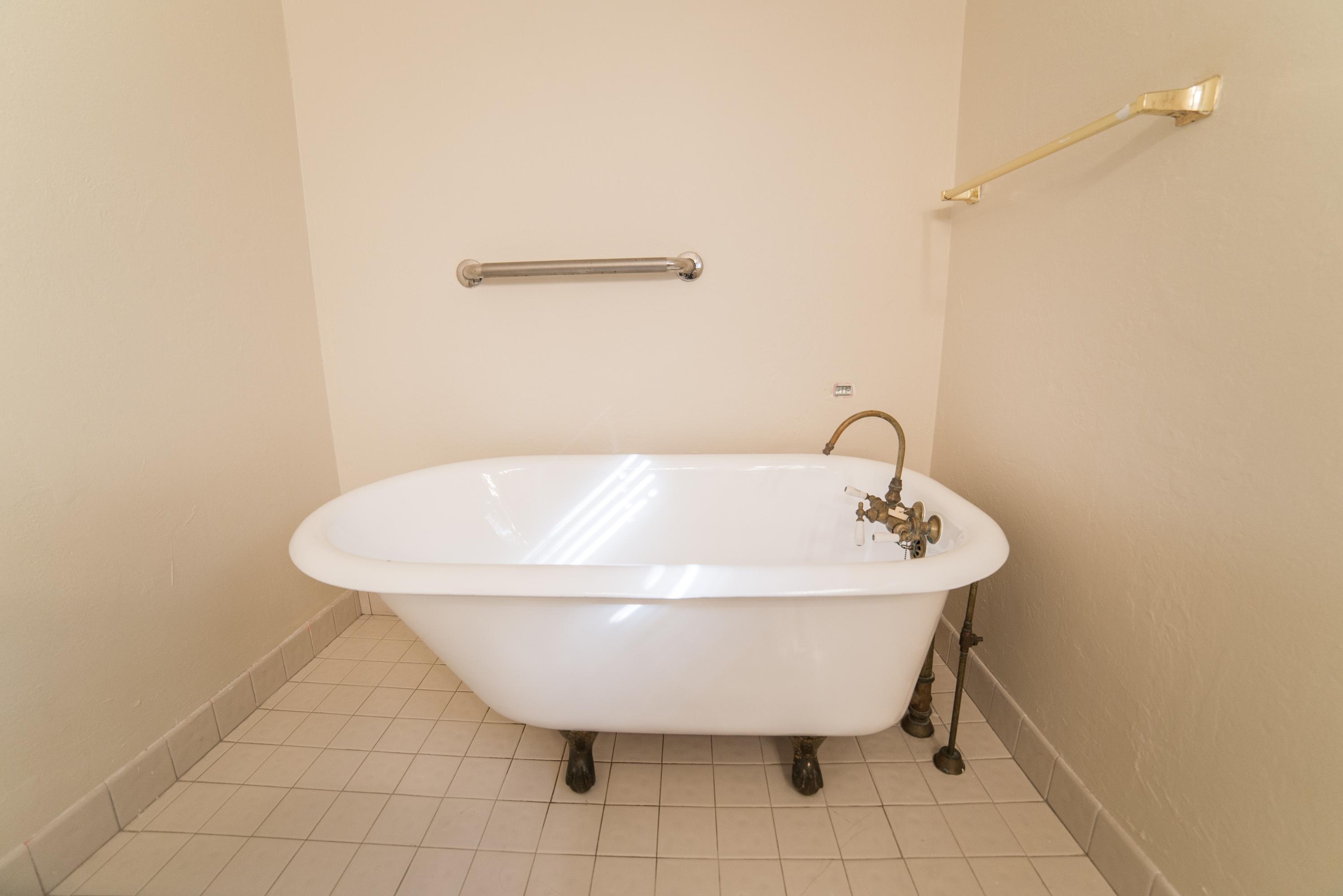 17746 Woodview Terrace Boca Raton, FL 33487 - Photo 41 of 44 master bathtub