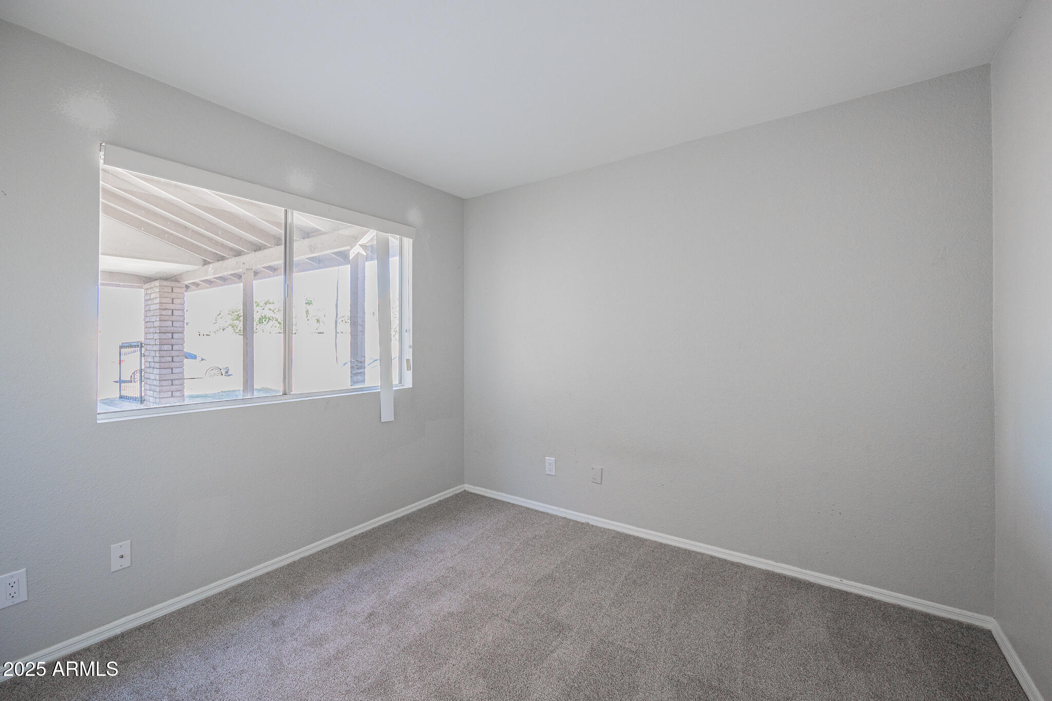 2135 South Dorsey Lane Tempe, AZ 85282 - Photo 19 of 24 an empty room with windows