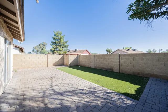 a view of a backyard