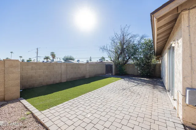a view of a backyard