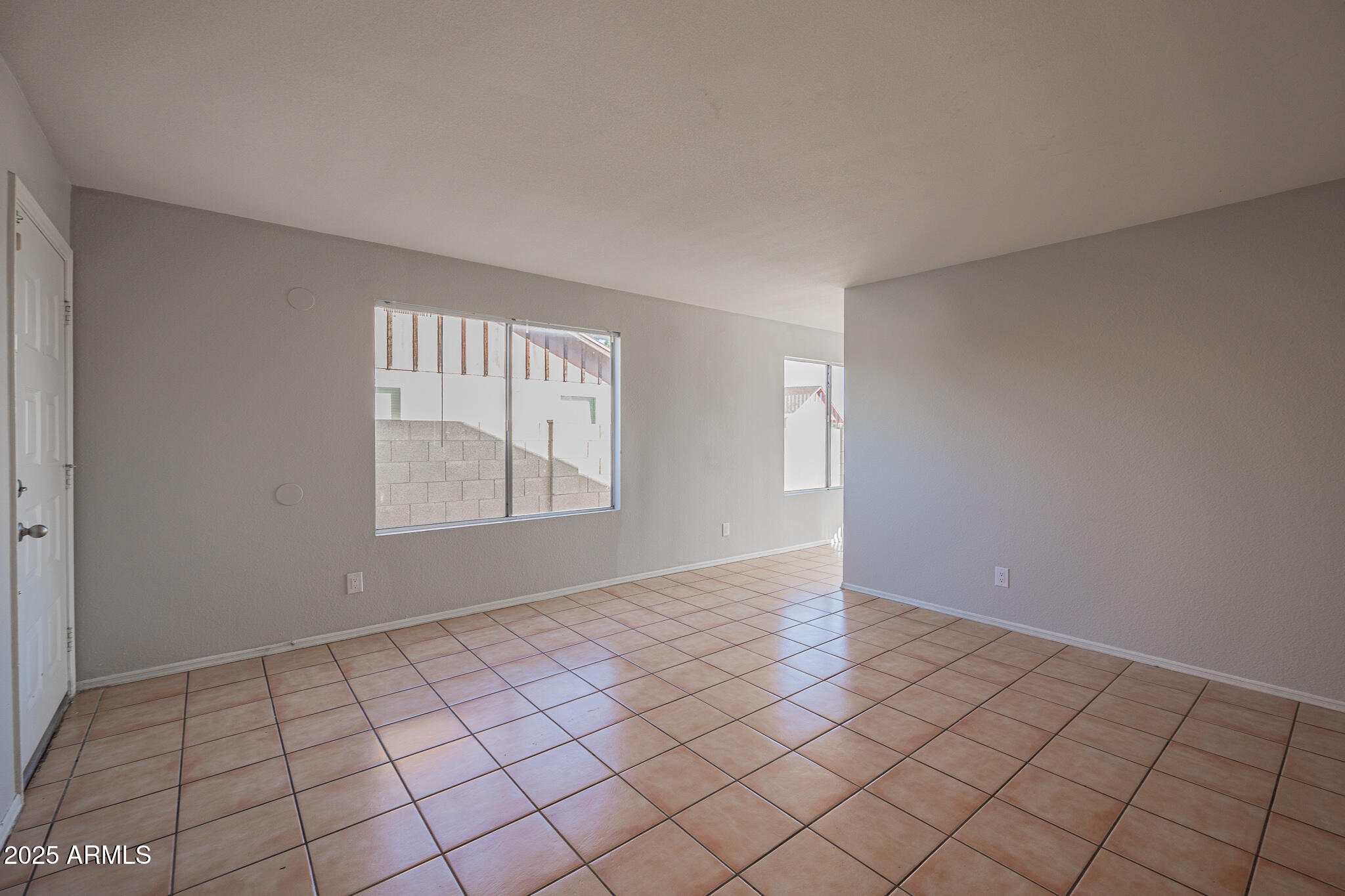 2135 South Dorsey Lane Tempe, AZ 85282 - Photo 7 of 24 a view of an empty room and window