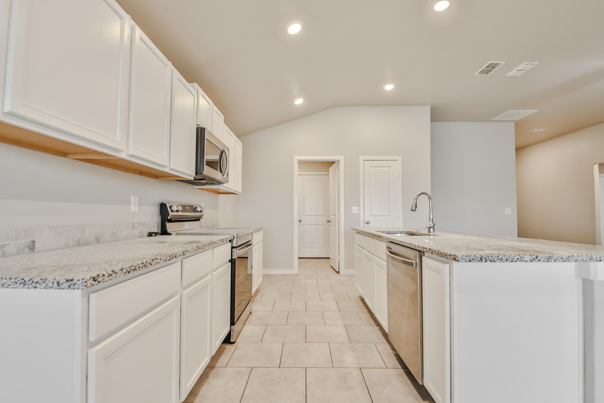 13407 Avenue R Lubbock, TX 79423 - Photo 6 of 20 13407 Ave R - Kitchen