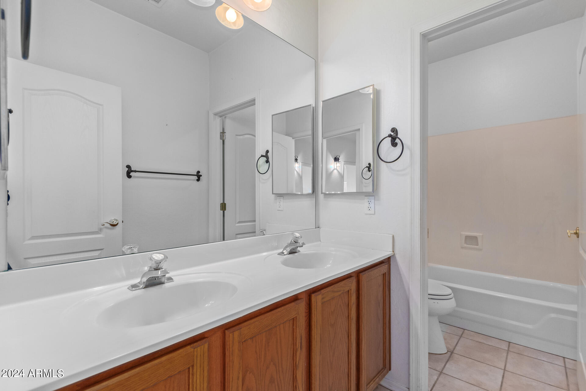 1021 North Alba Mesa, AZ 85213 - Photo 21 of 58 HALLWAY BATHROOM