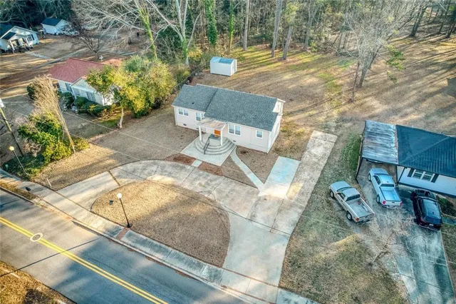 a view of a yard with chairs