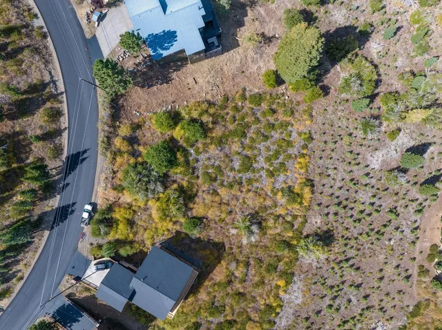 a view of a houses with a yard