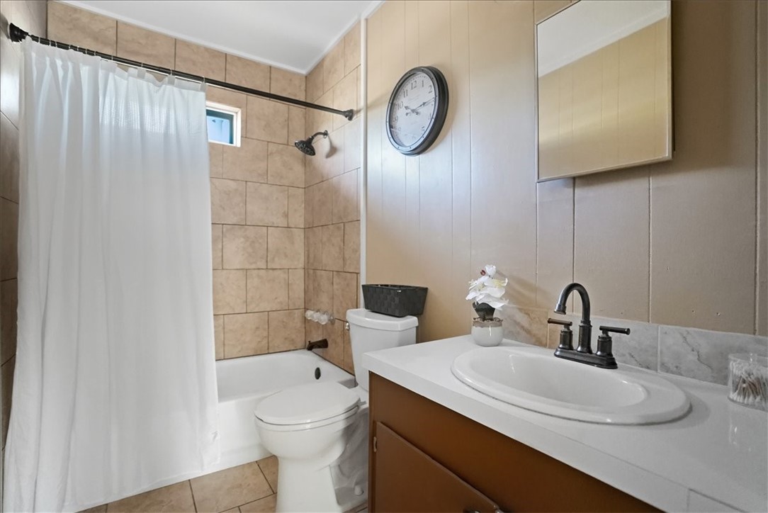 300 Nayer Street Alice, TX 78332 - Photo 16 of 22 a bathroom with a toilet sink and mirror