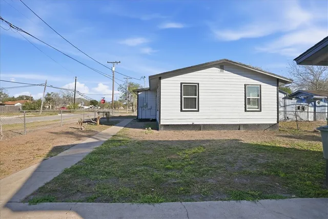 a view of a house with a backyard