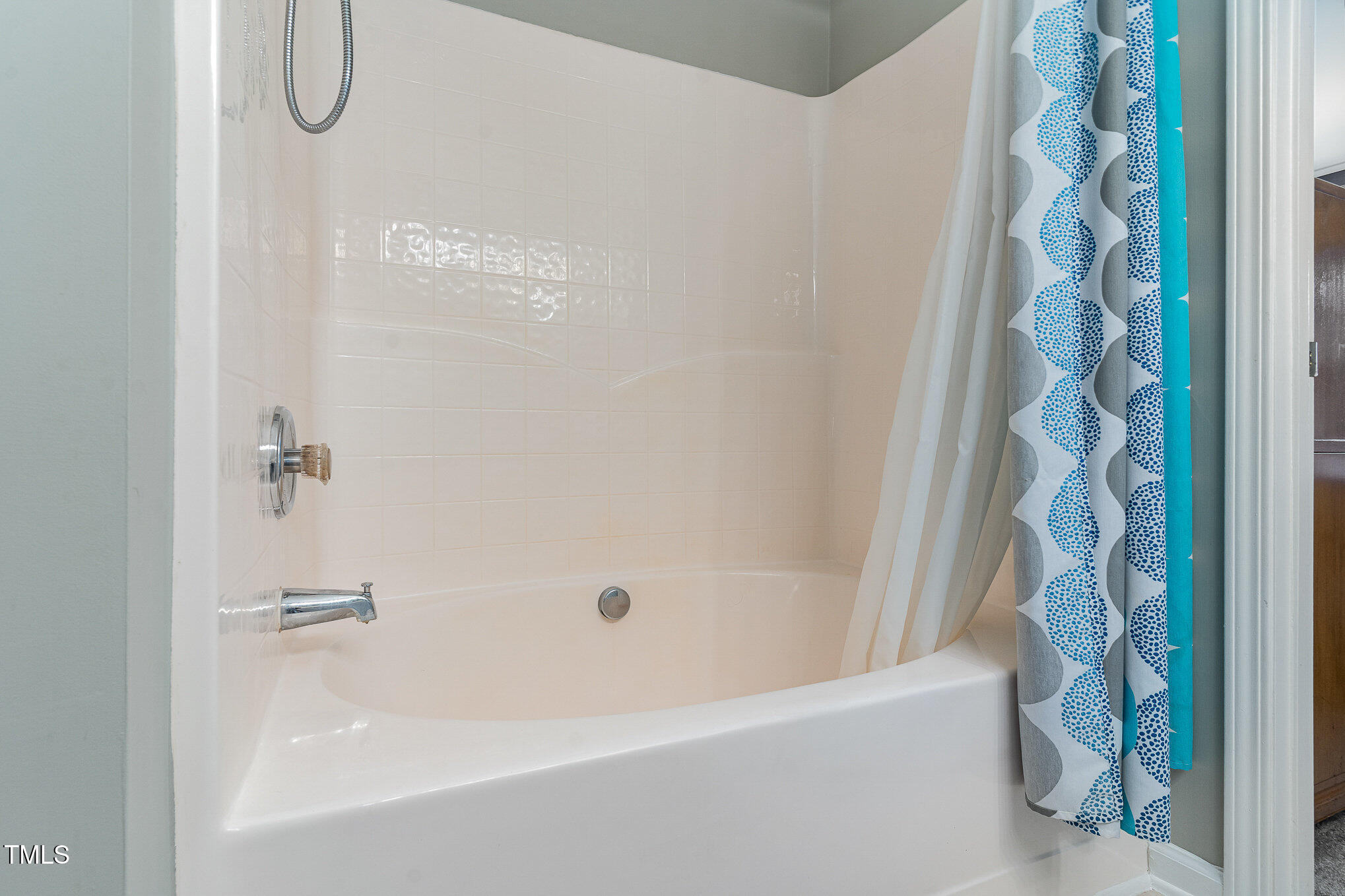 1812 Natalie Brook Way Raleigh, NC 27609 - Photo 19 of 31 a bathroom with a bath tub