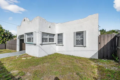 $425,000 | 1011 West Lakewood Road, West Palm Beach, FL 33405