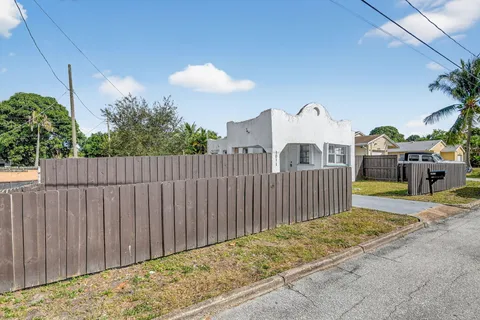 $425,000 | 1011 West Lakewood Road, West Palm Beach, FL 33405