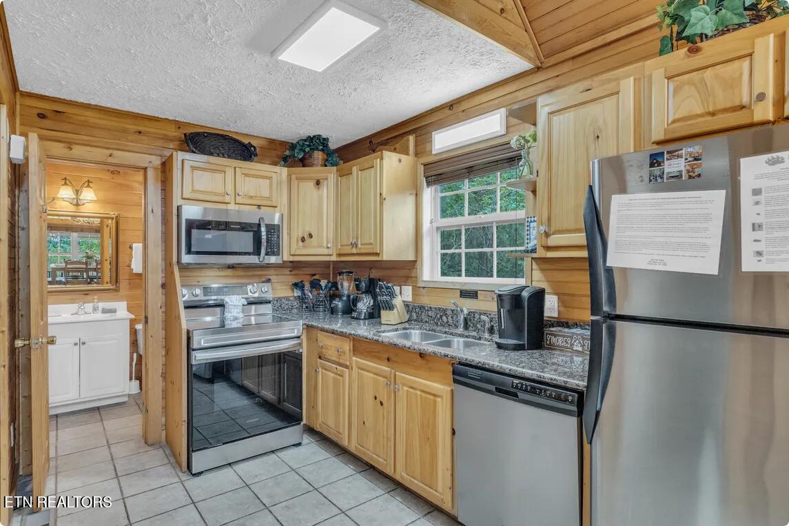 1815 Maranohe Way Sevierville, TN 37862 - Photo 5 of 26 Screenshot 2025-11-21 at 11-48-29 Red Oa