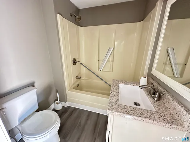 $1,650 | 40 Oak Street, Unit 2, Windsor Locks, CT 06096