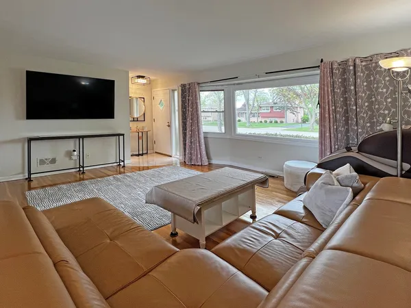 $550,000 | 233 Crescent Drive, Glenview, IL 60025