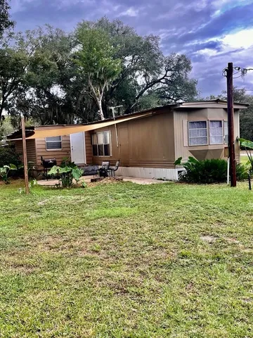 a view of a yard with a tree