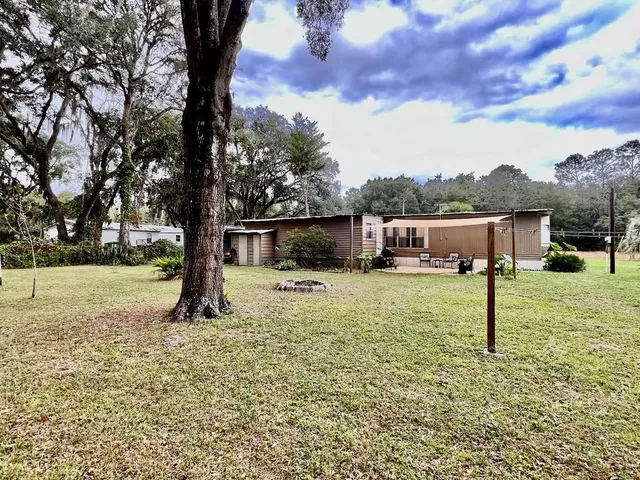 a view of a yard with a house