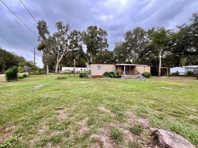a view of a backyard