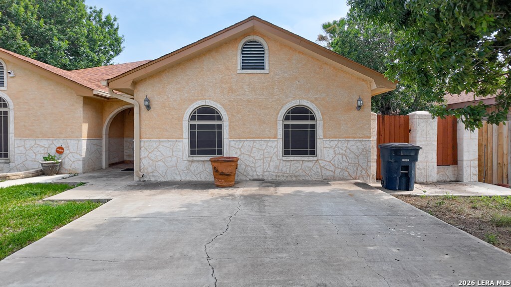 2218 Royal Park Drive Eagle Pass, TX 78852 - Photo 3 of 59