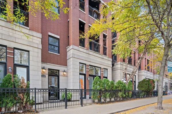 $825,000 | 3010 North Sheffield Avenue, Unit 4N, Chicago, IL 60657