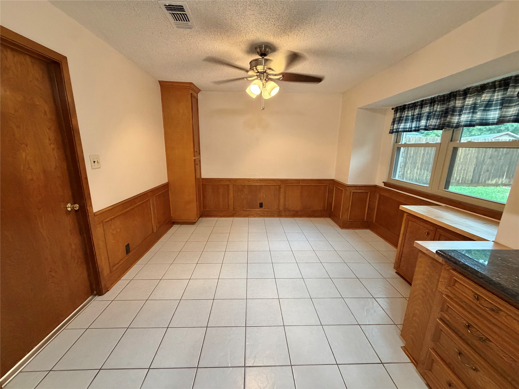 913 Cannan Drive Angleton, TX 77515 - Photo 2 of 39
