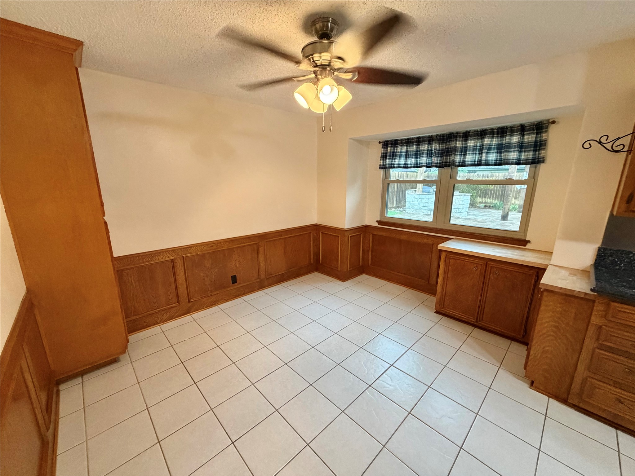 913 Cannan Drive Angleton, TX 77515 - Photo 3 of 39
