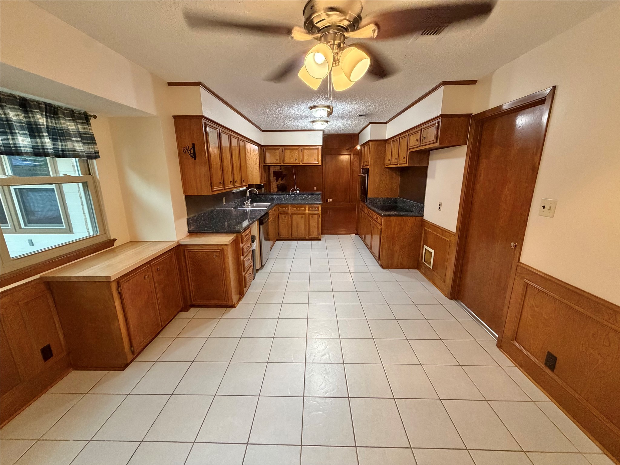 913 Cannan Drive Angleton, TX 77515 - Photo 4 of 39
