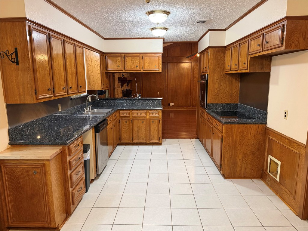 913 Cannan Drive Angleton, TX 77515 - Photo 5 of 39