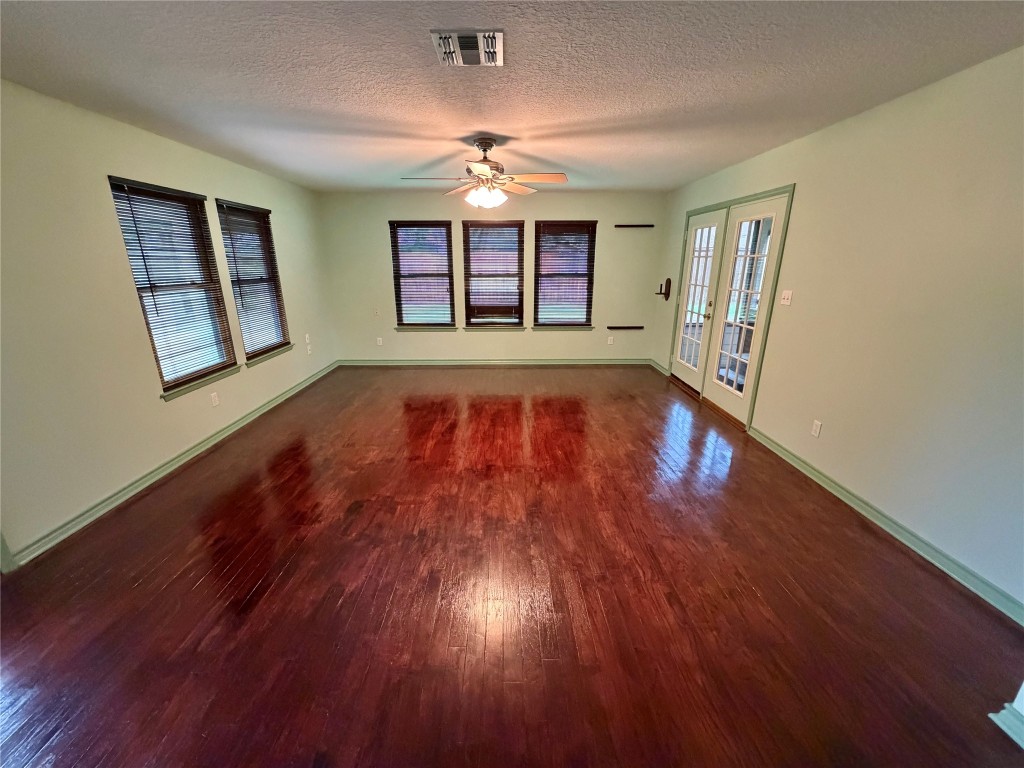 913 Cannan Drive Angleton, TX 77515 - Photo 6 of 39