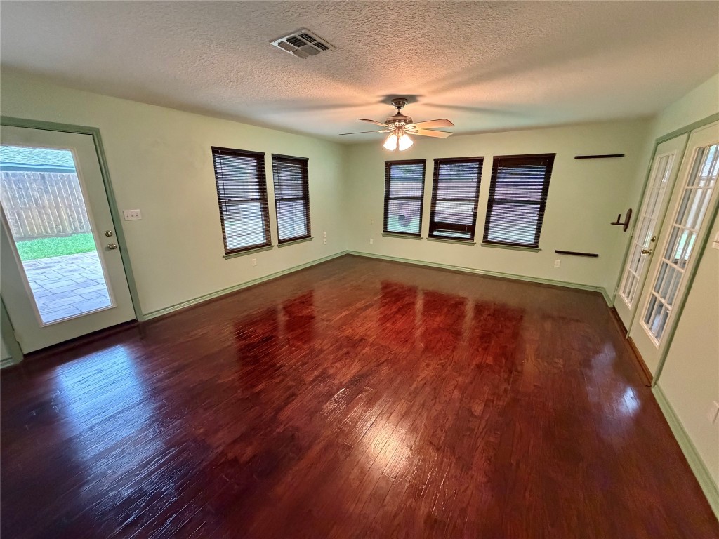 913 Cannan Drive Angleton, TX 77515 - Photo 7 of 39