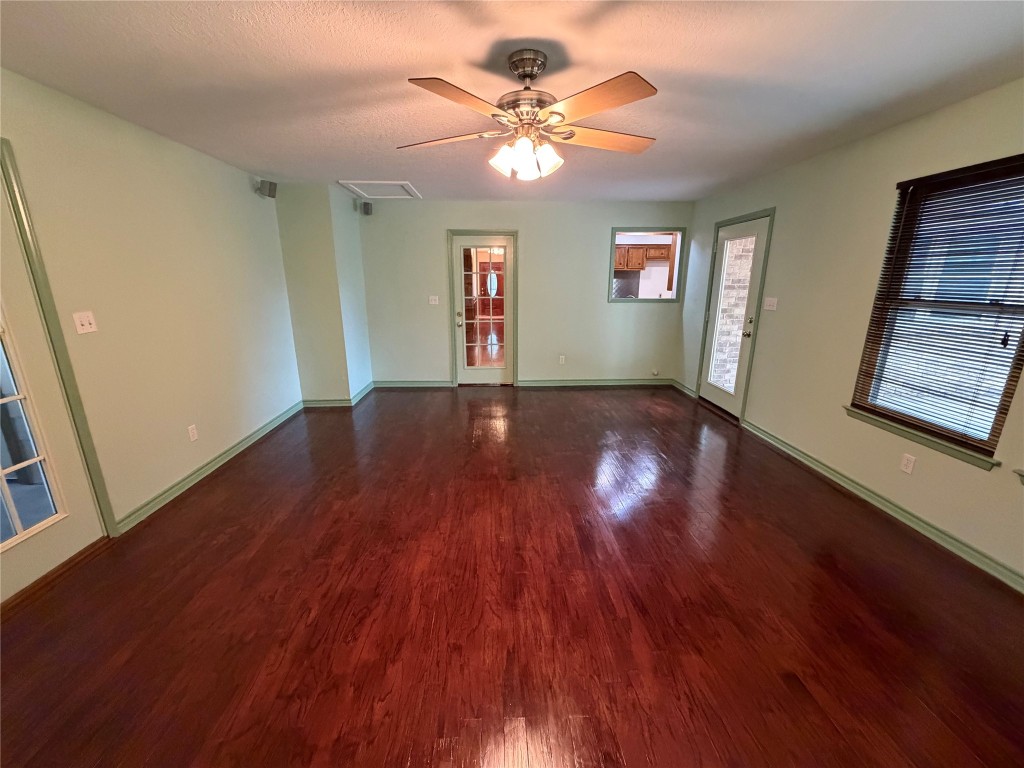 913 Cannan Drive Angleton, TX 77515 - Photo 8 of 39