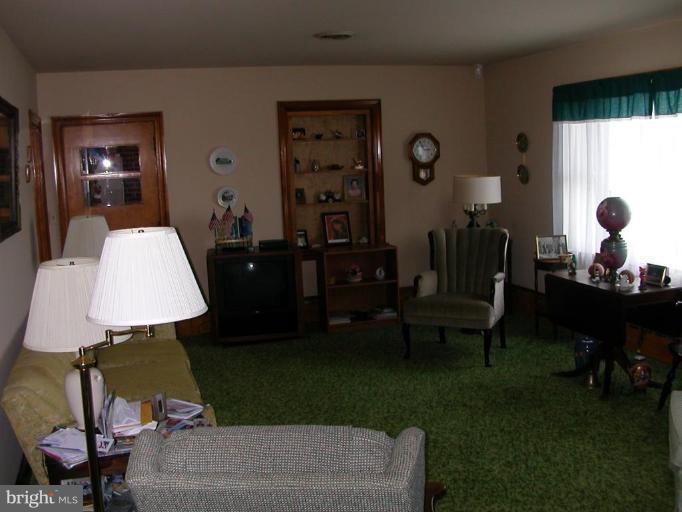 4507 Preston Road Hurlock, MD 21643 - Photo 4 of 13 Living Room