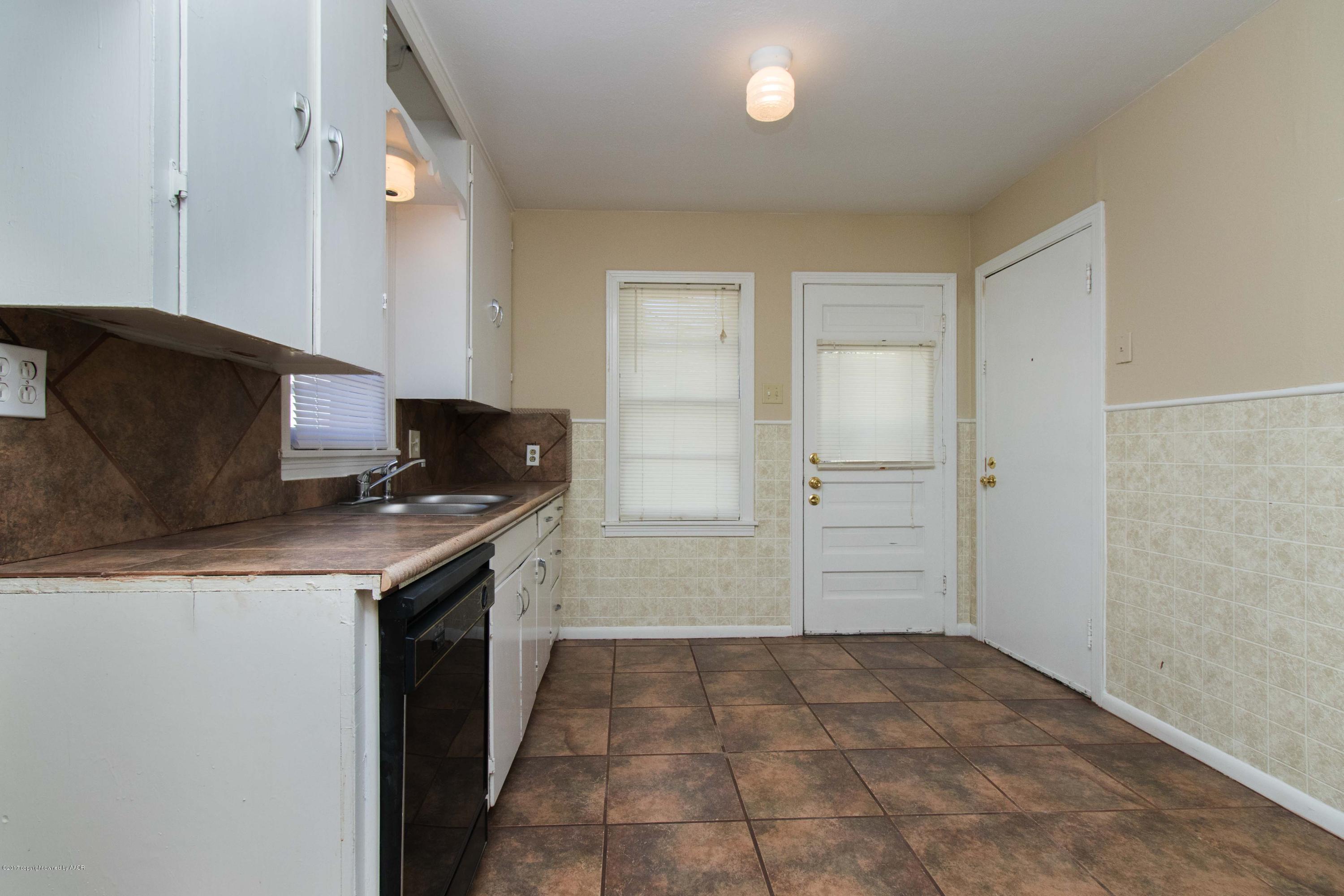 4314 Parker Street Amarillo, TX 79110 - Photo 8 of 20 a kitchen with granite countertop a stove and a refrigerator