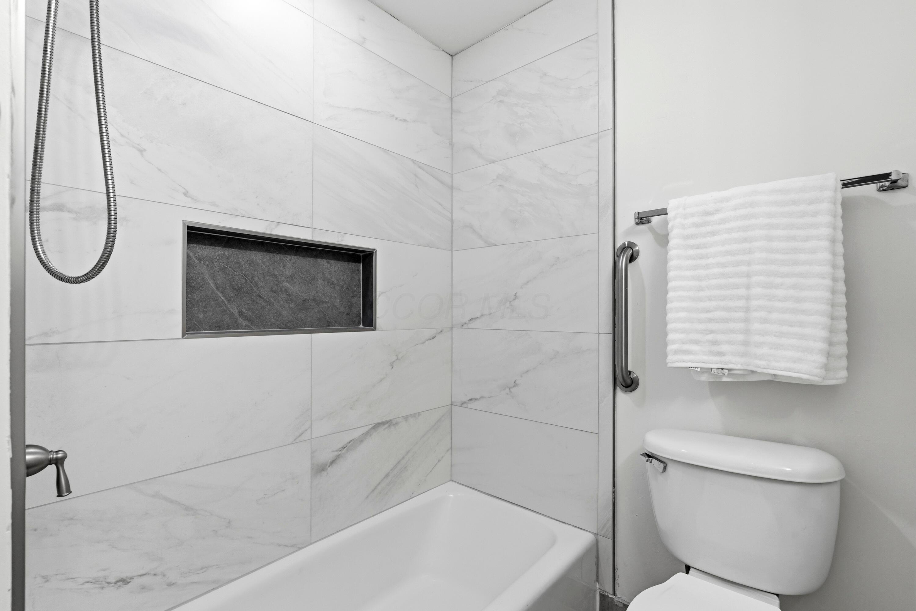 3600 Reed Road, Unit 4 Upper Arlington, OH 43220 - Photo 25 of 42 Upper Level Full Bathroom