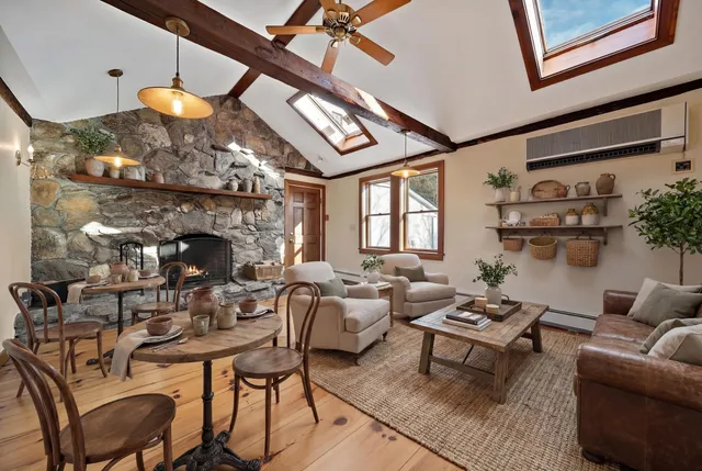 $849,900 | 454 Main Street, Fremont, NH 03044