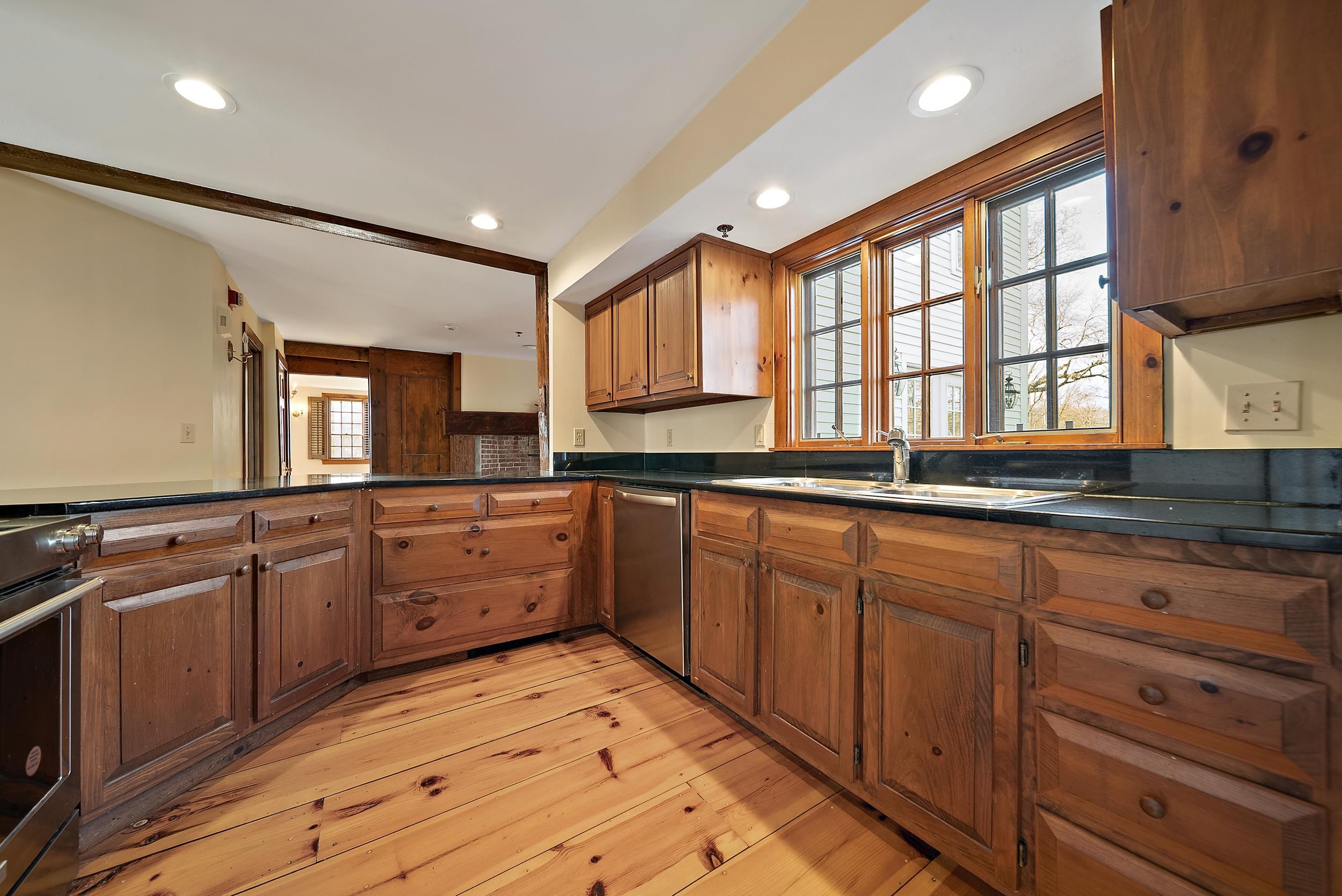 454 Main Street Fremont, NH 03044 - Photo 21 of 58