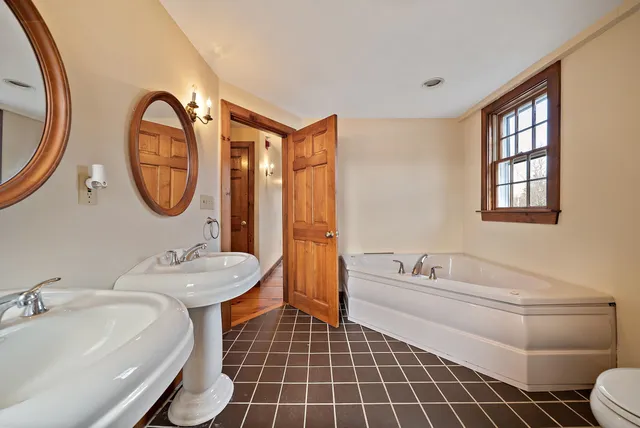 $849,900 | 454 Main Street, Fremont, NH 03044