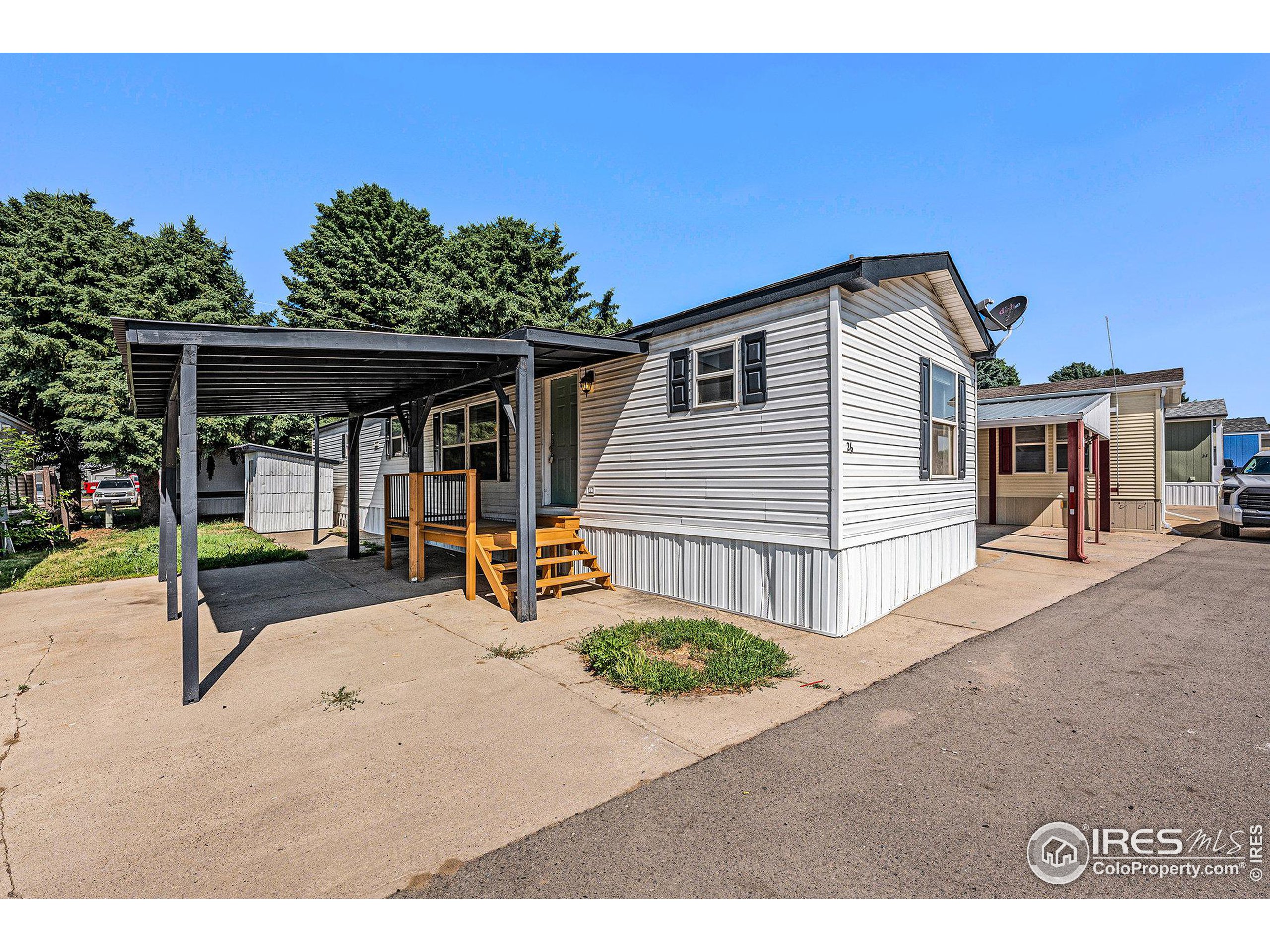 a view of a house with backyard and porch