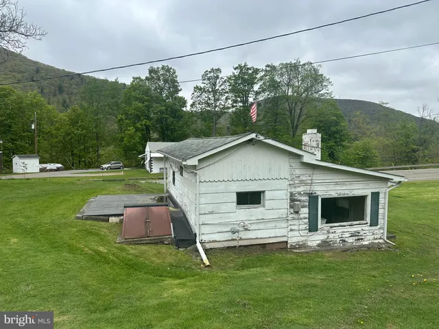 a view of a house with a backyard