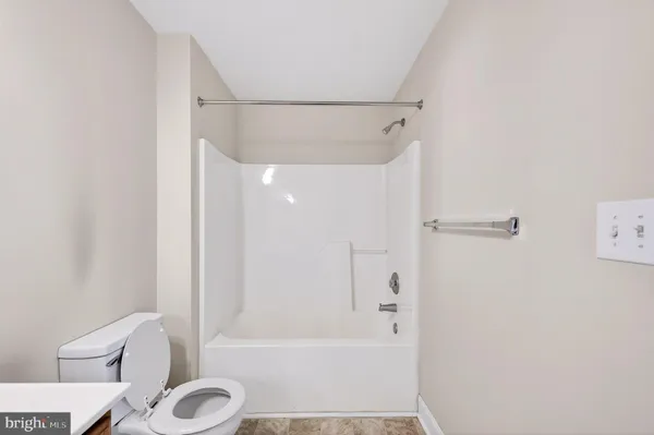 a view of an empty room with a ceiling fan