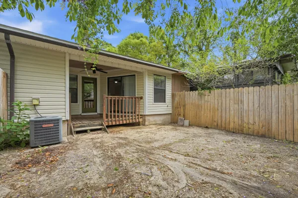 a view of a backyard