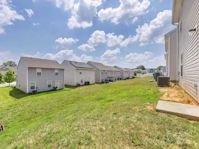 a view of a house with backyard and garden