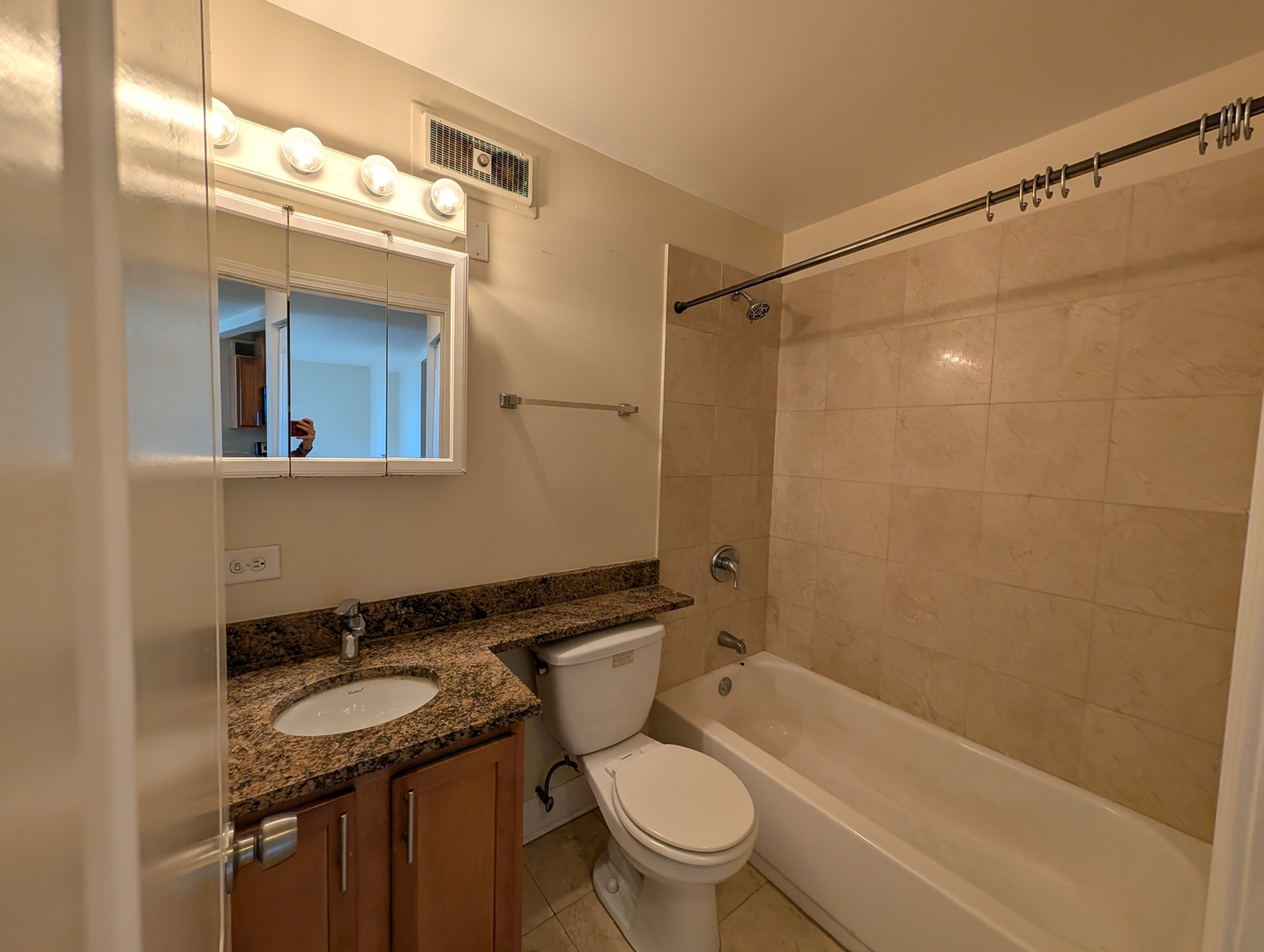720 West Gordon Terrace, Unit 19F Chicago, IL 60613 - Photo 8 of 22