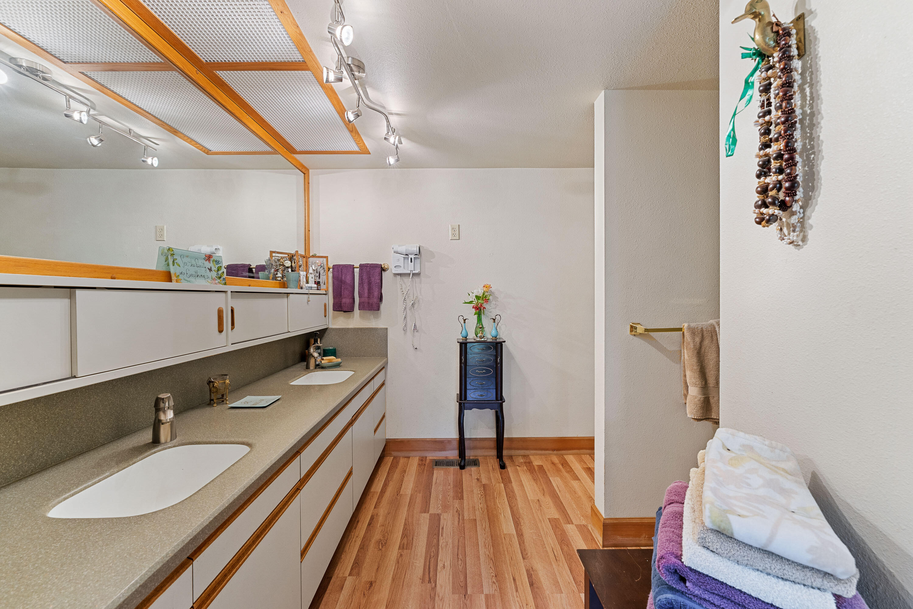 1247 Panther Gulch Road Williams, OR 97544 - Photo 15 of 57 Primary Bathroom