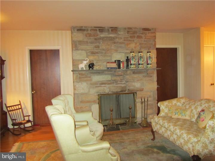 8014 Hammond Road Cheltenham, PA 19012 - Photo 2 of 25 Living Room